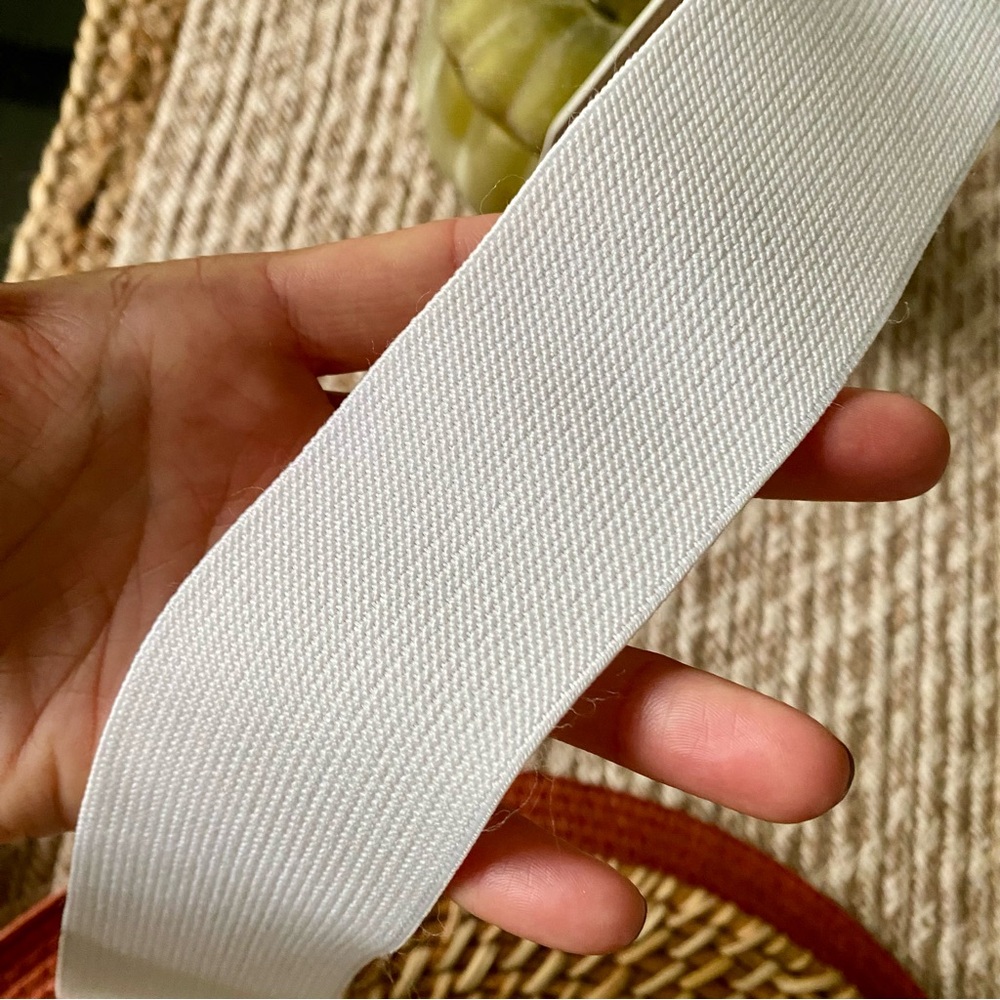 VINCE CAMUTO Elegant White Belt with Western Gold Buckle - Picture 7 of 13